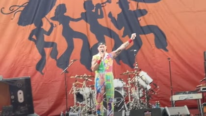 RED HOT CHILI PEPPERS Pay Tribute To TAYLOR HAWKINS At New Orleans Jazz Fest While DAVE GROHL Looks On